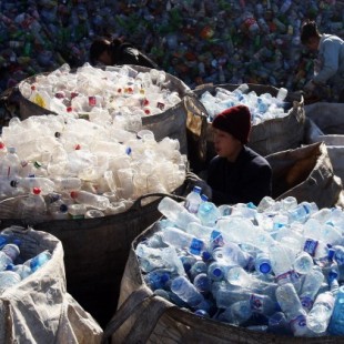 Todo lo que te han dicho sobre el plástico está mal, la respuesta no es reciclar [ENG]
