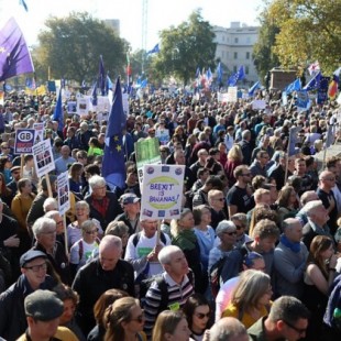 Cientos de miles de personas se manifiestan en Londres para pedir votar el acuerdo final del Brexit [ENG]