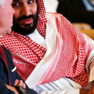 El príncipe saudí es ovacionado en el "Davos del desierto" con los asistentes en pie