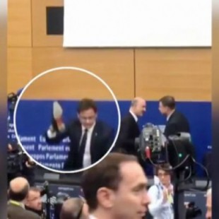 Un eurodiputado italiano pisotea con el zapato en la mano el veto de Europa a sus presupuestos frente a Moscovici