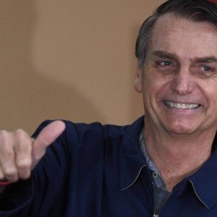 Presentador dimite en directo al no dejar que se le haga preguntas críticas a Bolsonaro (POR)