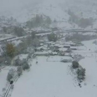 La nieve deja sin luz a miles de asturianos y cortes en carreteras del norte