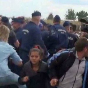 El Tribunal Supremo de Hungría absuelve a Petra Lázlo, la reportera que pateó a refugiados
