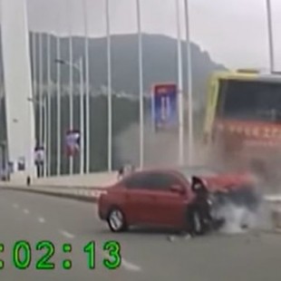 La pelea entre una pasajera y el conductor de un autobús deja 15 muertos en China