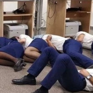Ryanair despide a la tripulación fotografiada mientras dormía en el suelo