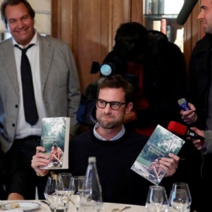 El escritor Nicolas Mathieu es galardonado con el premio Goncourt