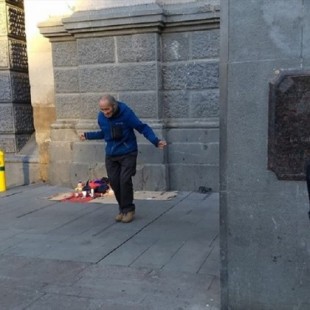 Anciano de 90 años se gana la vida saltando la cuerda en Plaza de Armas de Santiago de Chile