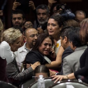 México: la diputada  por Veracruz Carmen Medel se entera del asesinato de su hija en plena sesión