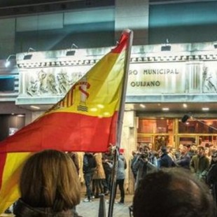 Unas 70 personas reciben a Dani Mateo en Ciudad Real con el himno de la Legión y al grito de "Viva España"