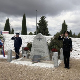 Mujer rusa encuentra la tumba de su abuelo, piloto soviético, en un cementerio de Toledo