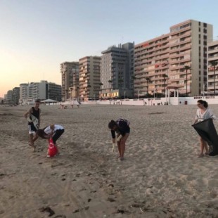 Grupos de WhatsApp en Cádiz para acabar con la basura en su playa