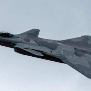 China exhibe sus aviones de combate furtivos totalmente armados