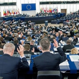 La Unión Europea consagra el autoconsumo sin impuesto al Sol y con balance neto
