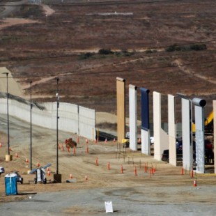Cards Against Humanity compra un área de la frontera de EE. UU. para evitar que Trump construya su muro -ENG-