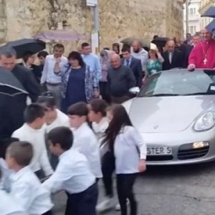 Dan la bienvenida al arzobispo en un Porsche arrastrado por 50 niños