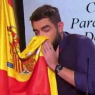 Dani Mateo declara como investigado por sonarse la nariz con la bandera de España
