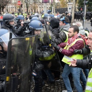 Enfrentamientos en París entre la policía y los "chalecos amarillos" en las cercanías del palacio del Elíseo
