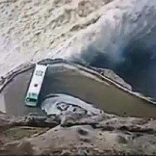 Un autocar casi se cae por la represa de Ituango, Colombia