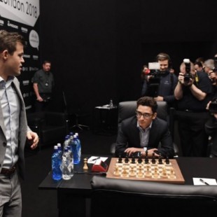 Se suspende la final de ajedrez después de que fans de Caruana apedreasen el autobús de Carlsen