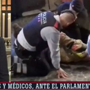 Los Mossos inmovilizan a un bombero que se manifestaba a las puertas del Parlament de Cataluña