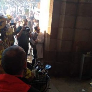 Los Mossos cargan contra bomberos que llevaban un carro con trompetas y un muñeco en el Parlament