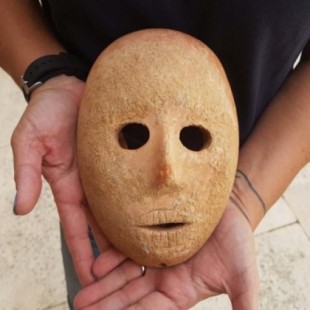 Arqueólogos israelíes descubren una máscara de hace 9 mil años