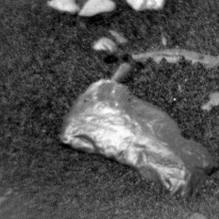 Curiosity investiga un objeto brillante en la superficie de Marte (ING)