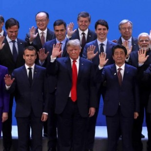 El príncipe heredero saudí queda apartado en la foto de familia en la cumbre del G20