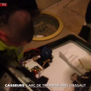 Los manifestantes de París dañan y saquean el interior del Arco del Triunfo [fra]