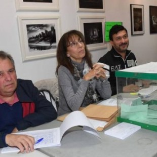 El vocal suplente sale corriendo y obligan a quedarse en la mesa al primer votante de un colegio electoral en Marbella
