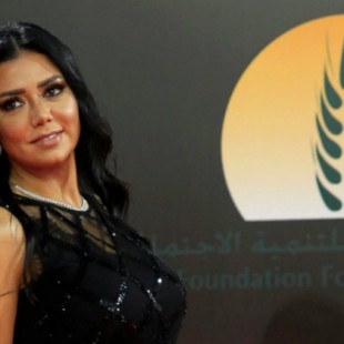 Una actriz egipcia será sometida a juicio por inmoralidad tras utilizar un vestido que dejaba ver sus piernas
