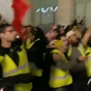 Vídeo de la policía francesa quitandose los cascos en apoyo a los chalecos amarillos