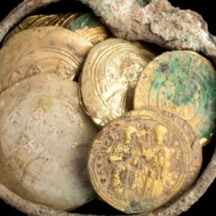Descubierto un cofre con un pendiente y monedas de la época de las Cruzadas