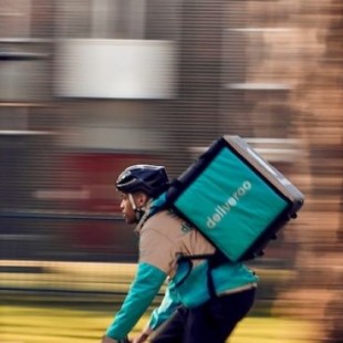 La Seguridad Social lleva a juicio a Deliveroo por los 500 falsos autónomos detectados por la Inspección en Madrid