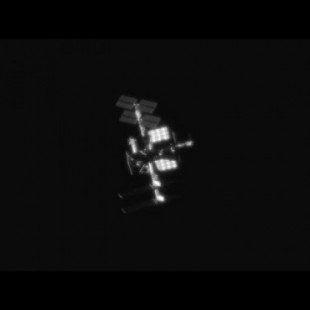 Un astronauta realizando un paseo espacial visto desde Tierra