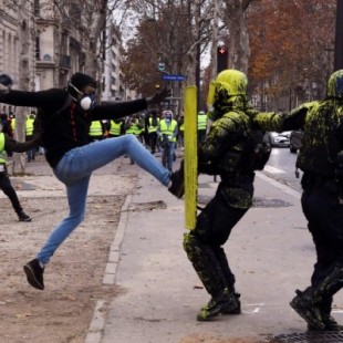 Macron hace un llamado a la "calma" mientras las protestas se extienden en Francia