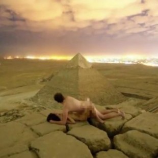 El vídeo de una pareja desnuda en la cima de una pirámide de Guiza indigna a Egipto