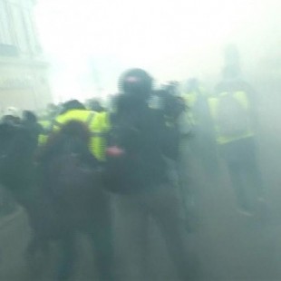La Policía francesa usa gases lacrimógenos mientras crece la tensión en los Campos Elíseos