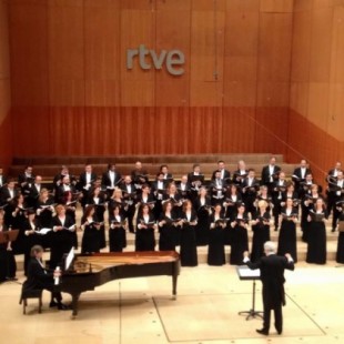 El Coro de RTVE reclama derechos laborales en un concierto frente al Rey y el Presidente del Gobierno