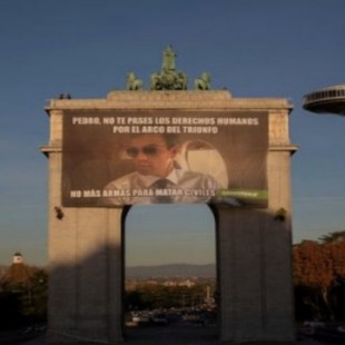 El 'meme' que cuelga en Moncloa: "Pedro, no te pases los derechos humanos por el arco del triunfo"