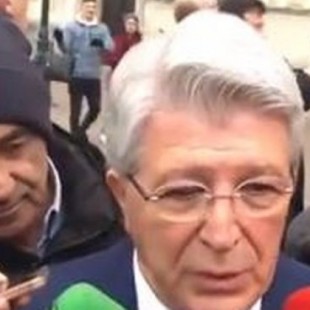 El presidente del Atlético de Madrid, a una periodista: “Yo de dinero no hablo, y menos con una mujer”