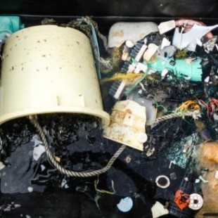 El dispositivo flotante creado para limpiar el plástico en el Pacífico no está funcionando