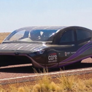 Un coche solar fabricado por estudiantes destroza el récord mundial de eficiencia en un viaje de 4.000 km