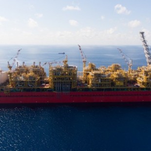 Barco FLNG más grande del mundo inicia producción de GNL