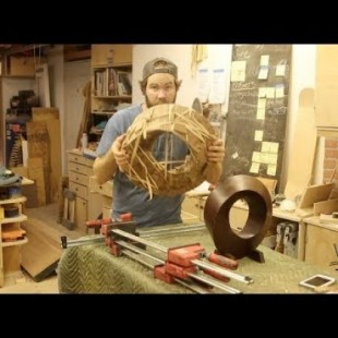 La relajante construcción de una enorme cinta de Möbius en madera