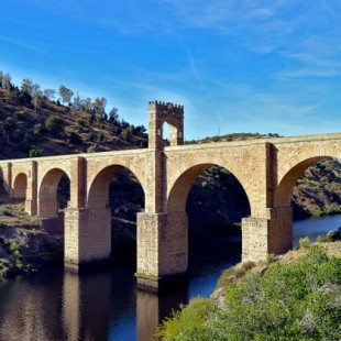 El Puente de Alcántara se degrada ante la pasividad de la administración