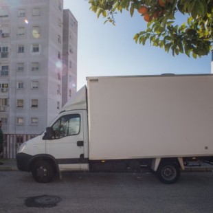 Un repartidor denuncia que trabaja 230 horas al mes por 600 euros: "Almuerzo en el furgón"