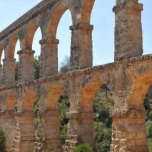 Aparecen pintadas en el canal superior del acueducto romano de Tarragona