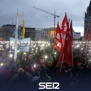 Miles de personas protestan en Budapest contra una ley que impone cientos de 'horas extra' a los trabajadores