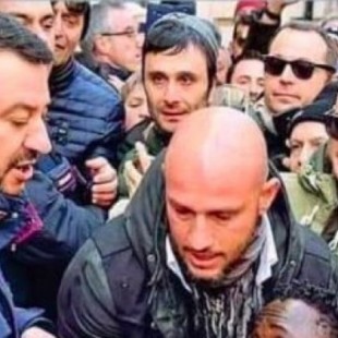 Salvini expulsa a un vendedor de mecheros durante un acto público